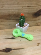 Load image into Gallery viewer, Stratus Silicone Bee Spoon Pipe 4"